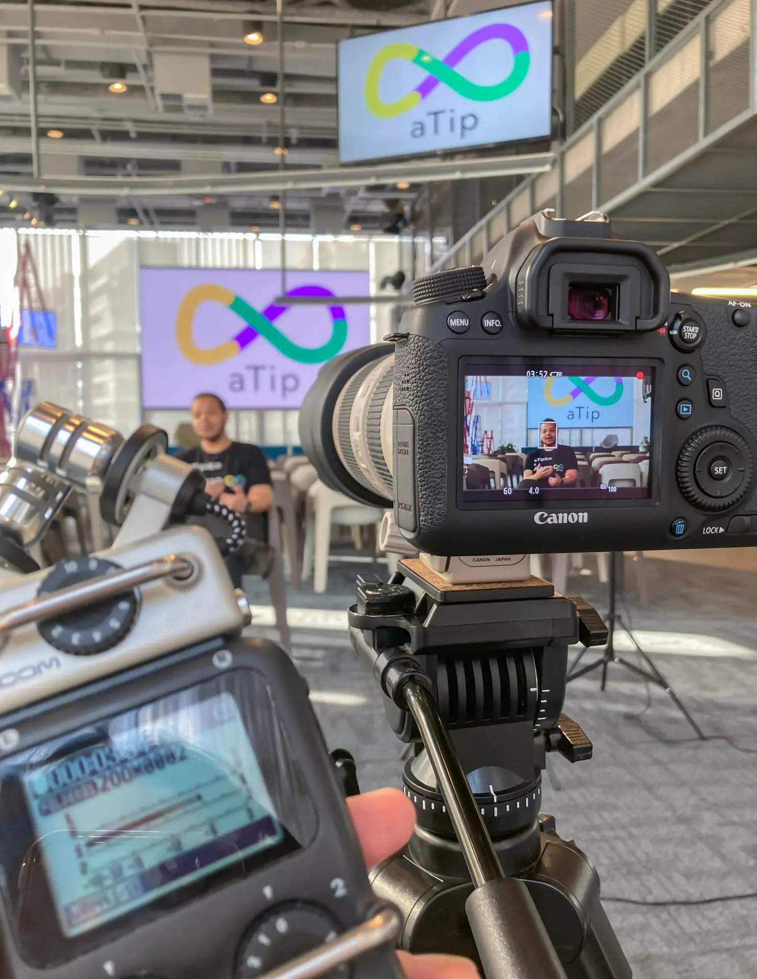 Camera gravando homem dando entrevista.